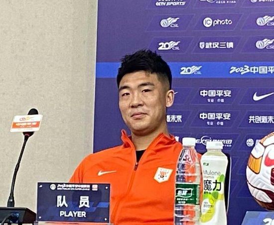 连二姊也不例外，她满口仁义道德，却在在令人感受她是女人，原因端在她缺乏自主力;她的信念与勇气绝非来自她个人，而是来自一个男性牧师所主持的教会、所信仰的男性神祗，而且，她也是受女儿、姊妹身份约束的好女人，念念无不是为父母兄弟若小明并非天真地相信男人(她说:许多人都说他们爱我，可是一碰到麻烦，就都躲得远远的)，四母也知道夫不识时务，而且对丈夫的不温柔、脾气郁躁时感气苦，但是她们都近乎本能地依赖着男人，不作他想，这显示除了外在的环境或习俗之外，她们本身的欲望形式也是使得她们依恋男人、甘于做第二性的基本原因，正如弗洛伊德所描述的。